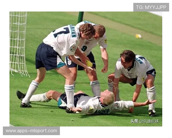 足球场上的极限狂欢：空翻庆祝变成摔伤的瞬间