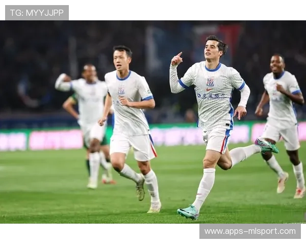 上海申花中路推进更简洁，一脚出球打穿门前